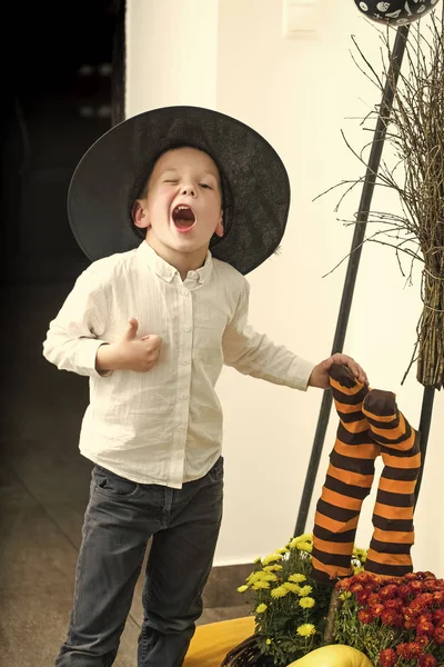 Halloween Ragazzino in ragnatela cappello a righe calzini . — Foto Stock