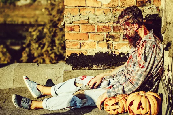Zombie muž s halloween dýně — Stock fotografie