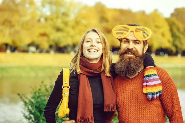 Молодая пара в осеннем парке — стоковое фото