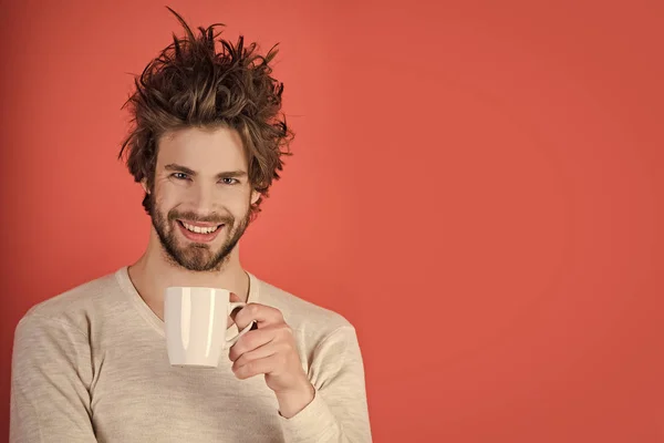 Hombre con pelo desaliñado beber vino caliente . — Foto de Stock