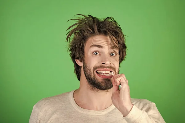 Uomo felice con barba toelettatura su sfondo verde . — Foto Stock