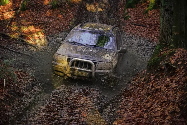 진흙의 얼룩과 웅덩이 통해 운전. — 스톡 사진