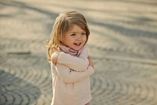 Glimlach van het kind met knuffel handgebaar op zonnige dag — Stockfoto