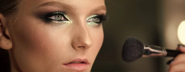 Mooi meisje met cosmetische poeder borstel voor make-up. Make-up. Make-up toe te passen voor de perfecte huid. — Stockfoto