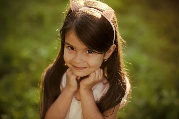 Menina pequena com sorriso adorável na grama verde, beleza — Fotografia de Stock