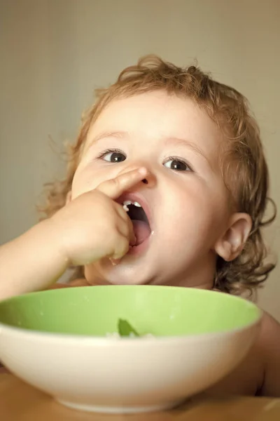 Portrait of cute boy eating — Stock Photo, Image