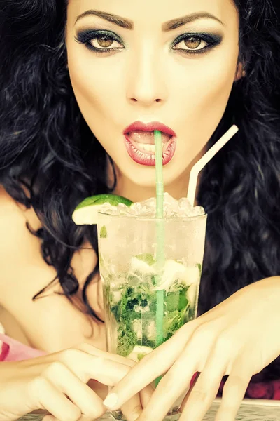 Young woman drinking mojito — Stock Photo, Image