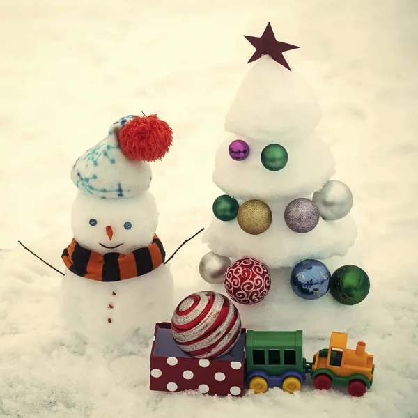 Новорічна ялинка з прикрасами, іграшковим потягом та подарунковою коробкою — стокове фото