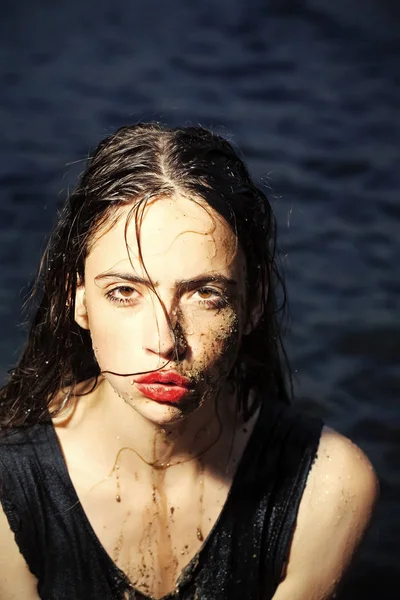 Jovem mulher beleza retrato na água com rosto sujo — Fotografia de Stock