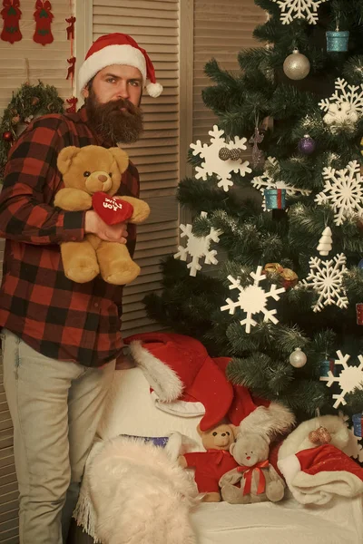 Papai Noel homem com presente e decoração . — Fotografia de Stock