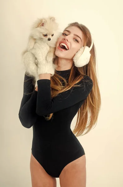 Nouvelle année de chien, femme de Noël avec animal de compagnie spitz poméranien — Photo