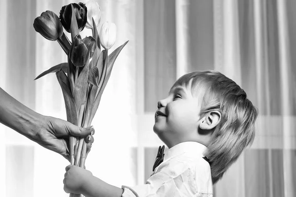 Ragazzo con tulipani — Foto Stock