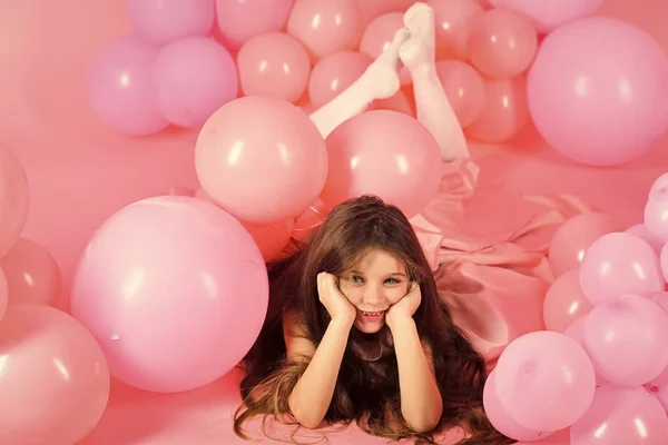 Menina engraçada no fundo da parede rosa brilhante — Fotografia de Stock