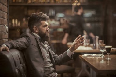 Puro kulübündeki uzun sakallı bir iş adamı. Kendine güvenen bar müşteri kafede konuş. Hipster pub tarih veya iş toplantısı. İş git ve iletişim için. Sakallı adam Restoran ile arkadaş.