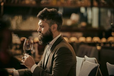 Adam iç bar veya restoranda şarap tadımı