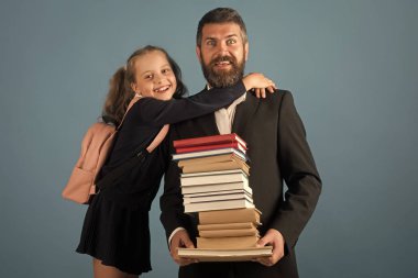 Çocuk ve baba kitap yığını tutun. Geri okul kavramı