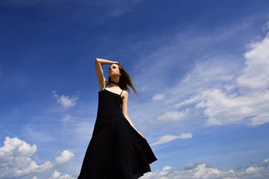 Gelecekteki başarısı. Kız mavi gökyüzü. Moda bakmak olan kadın. Güzellik ve moda stil. Neşeli sevimli kız açık. Özgür ve mutlu. Genç ve kaygısız. Seksi hissediyor. Genç ve ücretsiz. Moda onun hayattır