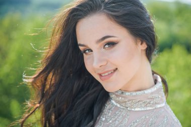 Makyaj kozmetik ve cilt bakımı. Uzun esmer saçlı güzel kız. Güzellik salonu ve Kuaför. Mutlu sevimli kız açık. Seksi kadın moda portre. Onun tarzı kendine güvenen. Funky güzellik