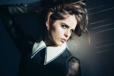 Makyaj, klasik tarzı Vintage kadınla. zarif kız kıvırcık saçlı. Retro tarzı makyaj moda kadın. Güzellik ve moda bak. Harika ve güzel. Genç ve güzel