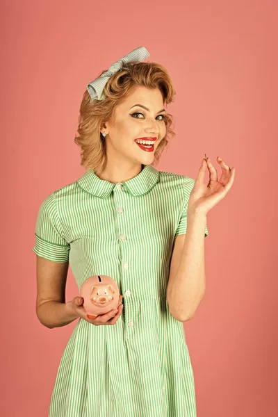 Retro vrouw houden moneybox, piggy bank voor besparingen. — Stockfoto