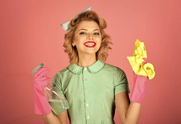 Retro kobieta cleaner na różowym tle. — Zdjęcie stockowe