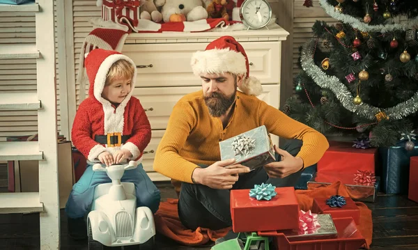 Kerst gelukkig kind en vader met de doos van de gift, tweede kerstdag. — Stockfoto