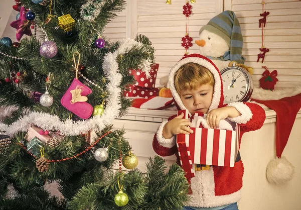 Yeni yıl küçük çocuğa dekorasyon oyuncak. — Stok fotoğraf