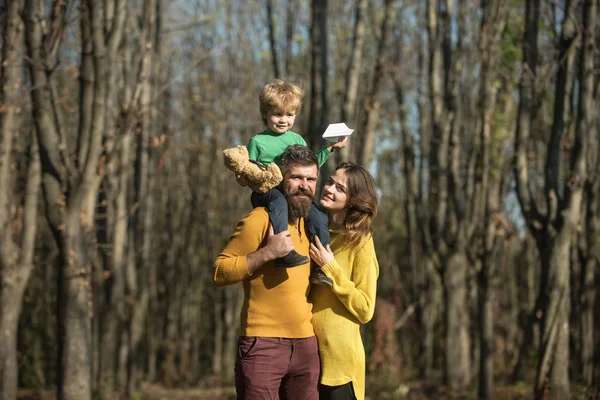 Randonnée en famille dans les bois, concept découverte. Faire de nouvelles découvertes pendant les vacances d'automne ensemble dans la nature. Découvrez un monde différent — Photo