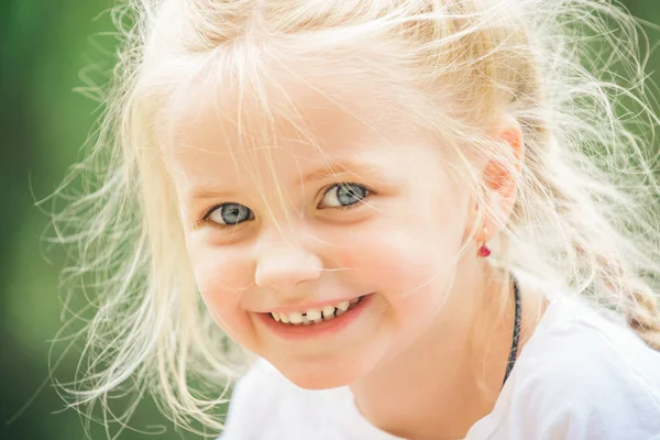 A pentear. Criança pequena feliz sorrindo. A menina usa cabelo em tranças. Menina pequena com cabelo loiro. Criança feliz com sorriso bonito. Seja positivo e feliz — Fotografia de Stock