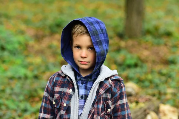 Lässig und jungenhaft. Kleinkind in Freizeitkleidung. Kleine Jungen spielen draußen. Kleines Kind auf natürlicher Landschaft. Klein, aber fein — Stockfoto