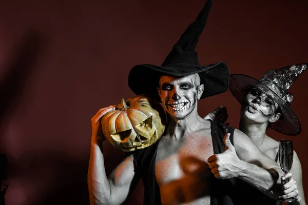 Coppia Halloween con trucco su sfondo marrone . — Foto Stock