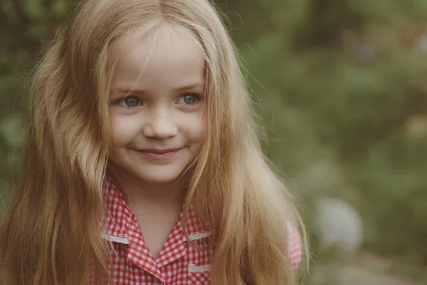 Die Entscheidung, glücklich zu sein. glückliches kleines Kind mit entzückendem Lächeln. kleines Kind glücklich lächelnd. kleines Mädchen trägt lange Haare. kleines Mädchen mit blonden Haaren. Vertrauen in ihre Haare — Stockfoto