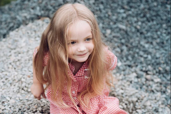 Sii felice di essere te stesso. La ragazzina indossa i capelli lunghi. Ragazzina con i capelli biondi. Bambino felice con un sorriso adorabile. Bambino piccolo felice sorridente. Una testa di capelli — Foto Stock