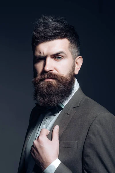 Uw kapper weet altijd alles wat er op. Zaken zoals gewoonlijk. Bebaarde man na de kapper. Man met lange baard in zakelijke slijtage. Mens fashion. Mode is een volledig internationaal bedrijf — Stockfoto