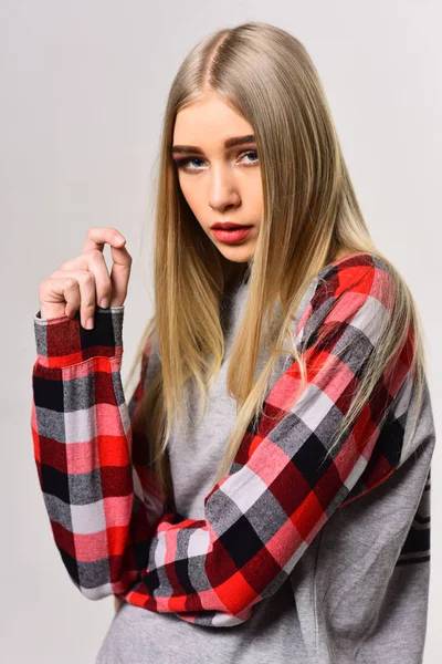 Hipster-Frau mit modischem Make-up. Hip-Hop-Mädchen mit modischen Haaren. Frau pflegt Mode-Blog. Schönheit und Mode-Look des angesagten Modells. Modeporträt einer Frau. funky Stil Schönheit — Stockfoto