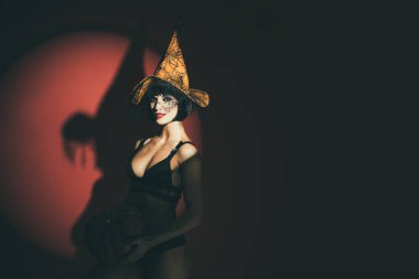 Kabak seksi striptizci kadın. Cadılar Bayramı iç çamaşırı modeli. Vampir kız. Sunsual arzu kavramı.