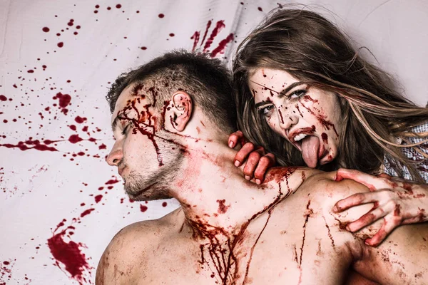 Sanguinosa coppia di Halloween innamorata . — Foto Stock