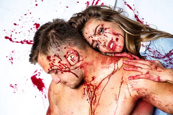Blutiges Halloween-Paar verliebt. — Stockfoto
