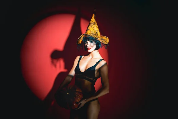 Modello di lingerie di Halloween. Spogliarellista sexy Donna con le zucche. ragazze vampiri. Concetto di desiderio solare . — Foto Stock