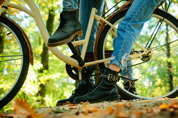 가 나무 잎과 vinrage 자전거입니다. 좋은을 날씨를 즐기고 있습니다. 가 컨셉입니다. 공원에서 자전거를 타고. 적극적인 사람입니다. 야외에서. — 스톡 사진