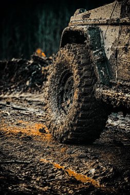 Yol spor kamyondan dağlar manzara arasında. Mudding off-Road'a benziyor ıslak çamur veya kil bir alan üzerinden. Alt görünümü büyük offroad araba tekerlek üzerinde ülke road ve dağlar zemin için.