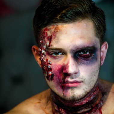 Büyük zombi adam Cadılar Bayramı vampir ya da yaralar olan kanlı savaş asker ve kabak ile kırmızı kan. 31 Ekim. Yukarı ve korkunç yapmak kavramı adam için. Kutlama partisi. Kafatası yapmak genç adam portresi.