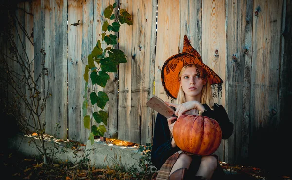 ハロウィーンの女性の肖像画の屋外の木製の背景に衣装します。ハロウィンのコンセプトです。ゴージャスなブロンドの妖精のクローズ アップの肖像画. — ストック写真