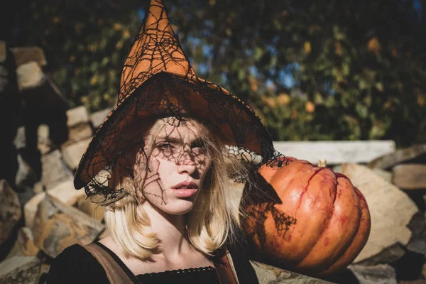 Retrato de cerca de la hermosa hada rubia. Retrato de mujeres en trajes de halloween sobre fondo exterior. Concepto de Halloween . — Foto de Stock