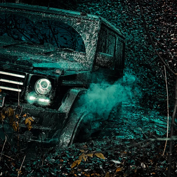 Véhicule hors route sortant d'un trou de boue. Aventure routière. Voyage d'aventure. La boue est hors route à travers une zone de boue humide ou d'argile. Concept de voyage avec grande voiture 4x4 . — Photo