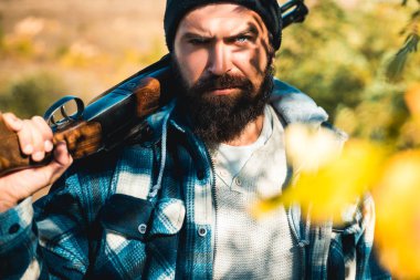 Ormandaki avcı. Avcılık lisansları. Avcılık öldürme ya da bindirme hayvan uygulamadır. Hunter avı av tüfeği silahla. Açık ve kapalı av sezonu.
