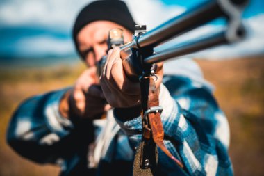 Hunter avı av tüfeği silahla. Açık ve kapalı av sezonu. Amerika'da avcılık. Küçük oyun. Silahın namlu.