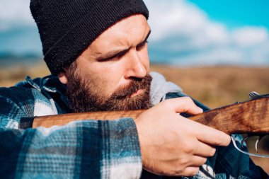 Tüfek tetiği çekti. Vintage hunter. Hunter avı av tüfeği silahla. Hunter Hedef lazer görme ile. Kartuşları av tüfeği. İzini.