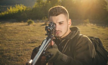 Hunter orman hedefleyen tüfeği. Hunter avı av tüfeği silahla. Hamdsome avcı portresi kapatın.