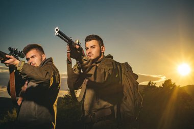 Av silahı. Hunter orman hedefleyen tüfeği. Kalibre tüfek avcılık. Hunter avı av tüfeği silahla. Avcı Güz av sezonu.